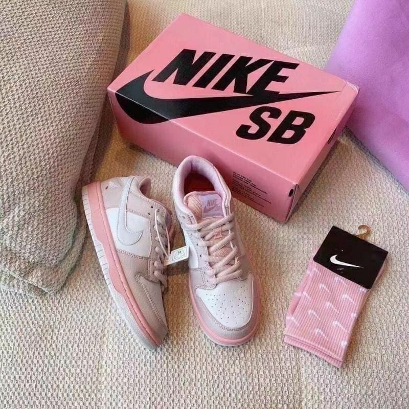 Nike SB Dunk Low Sneakers